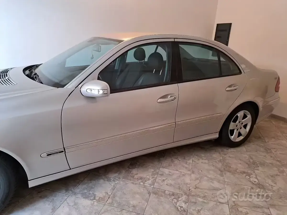 Usata Mercedes E270 177 CV (130 kW) 2004 Grigio Berlina
