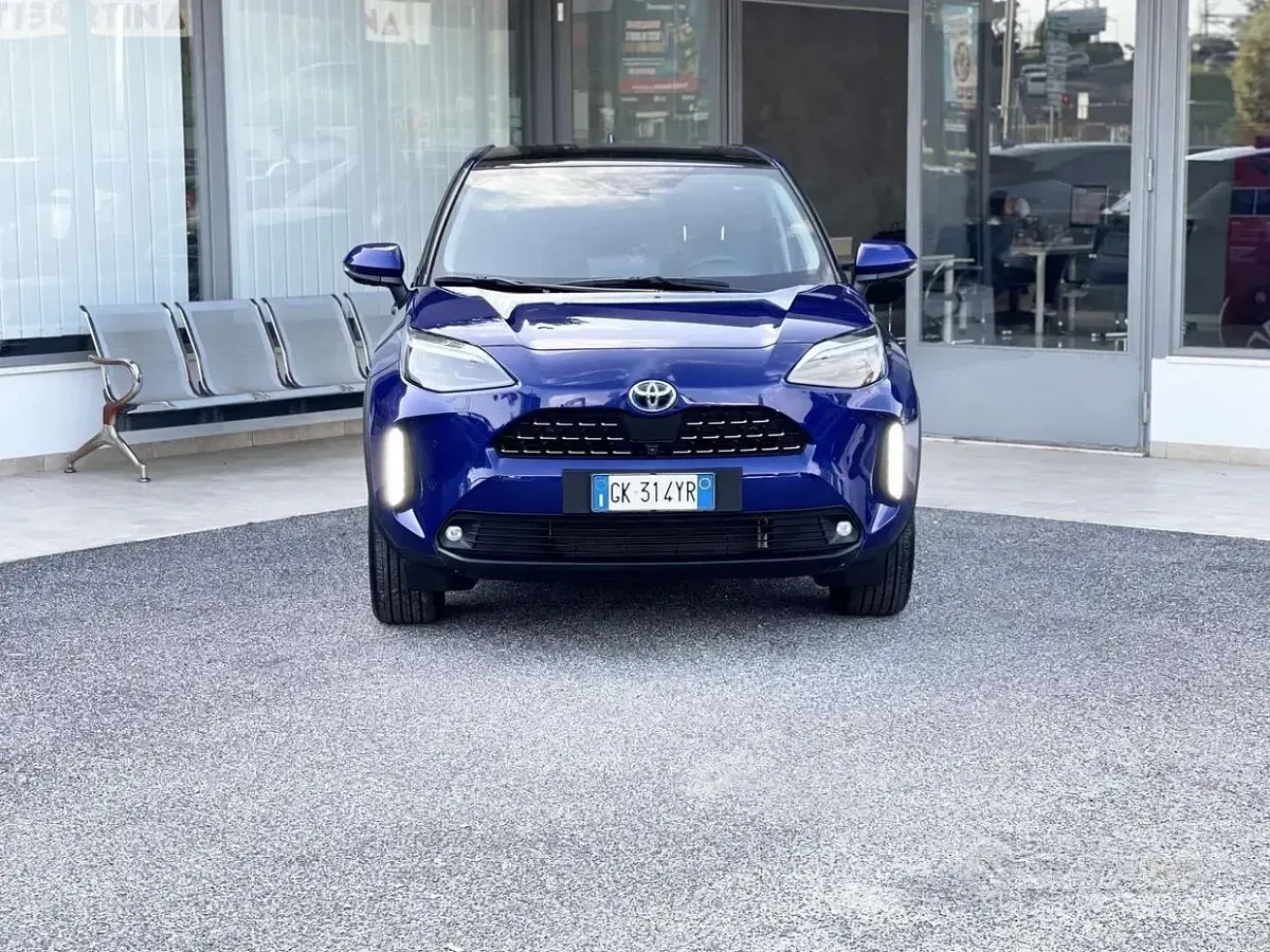 Usata Toyota Yaris Cross Lounge 92 CV (67 kW) 2022 Blu/azzurro SUV