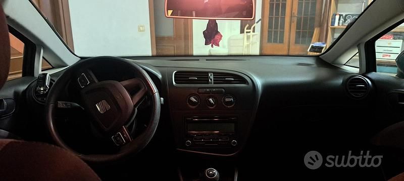 Occasion Seat Leon 100 ch (73 kW) 2011 Gris Citadine