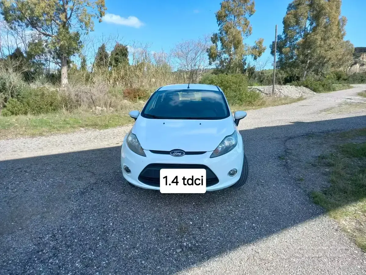 Gebraucht Ford Fiesta Titanium 75 PS (55 kW) 2012 Weiß Limousine