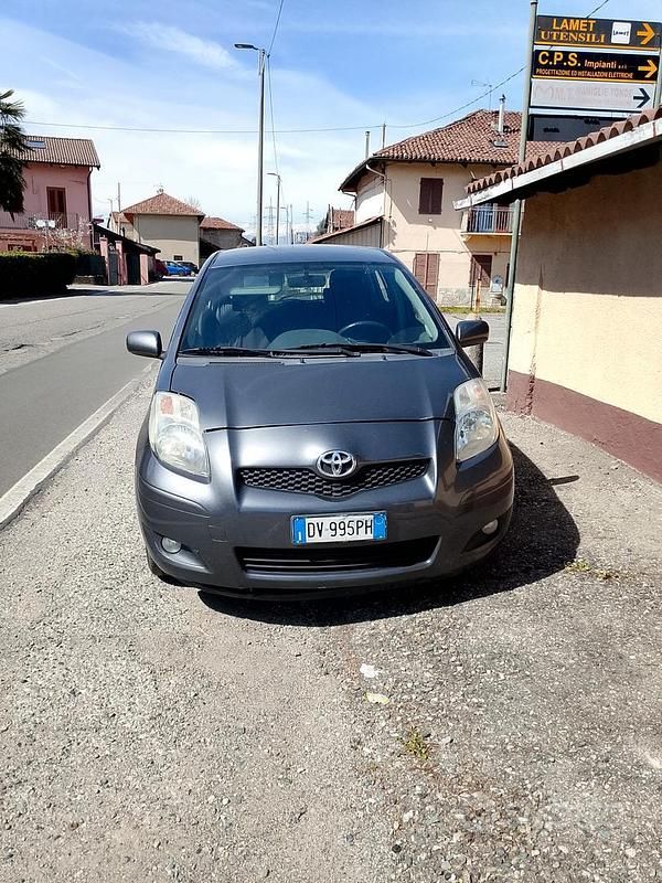 Usata Toyota Yaris 90 CV (66 kW) 2009 Grigio Utilitaria