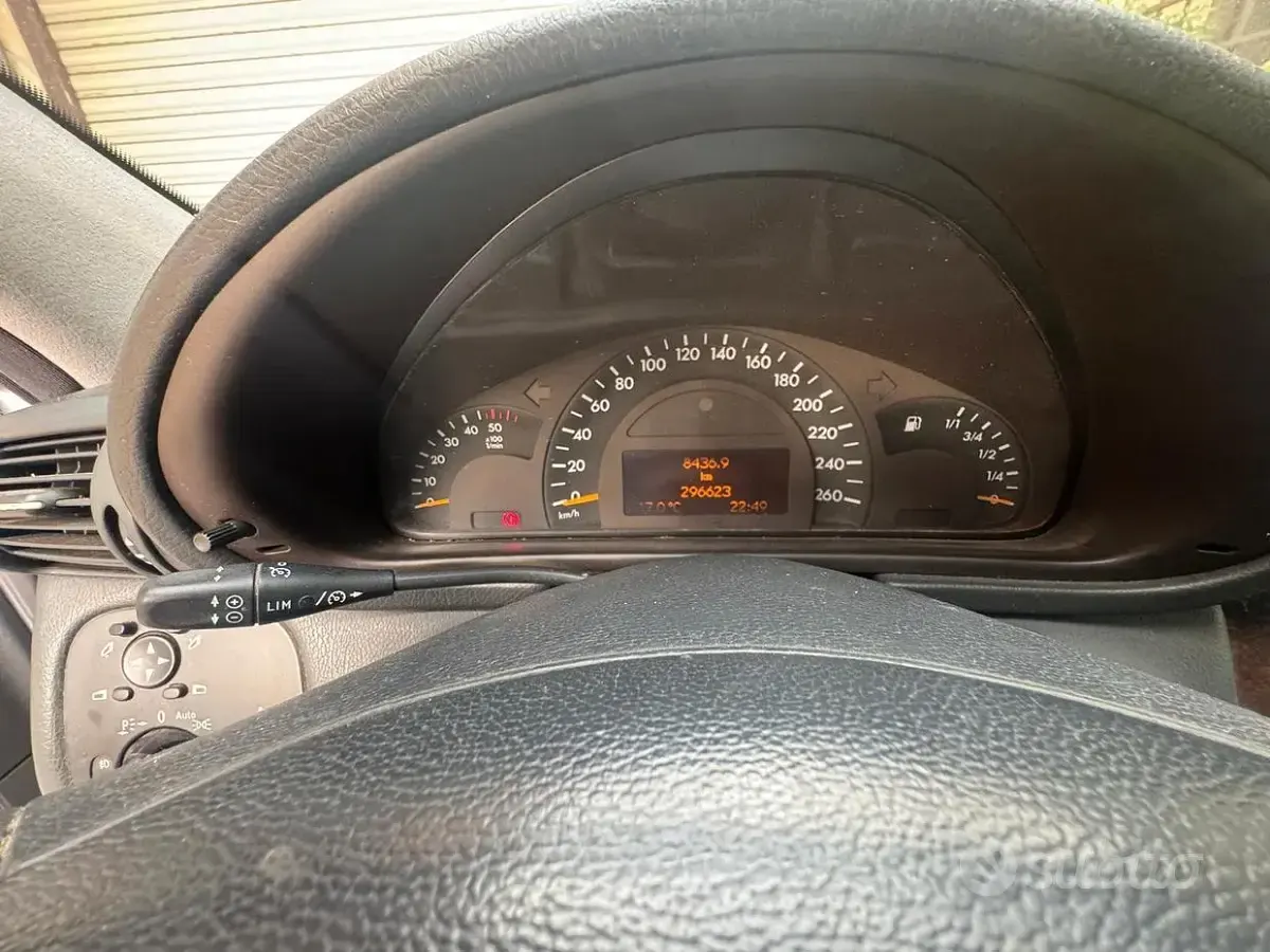Begagnad Mercedes C220 150 HK (110 kW) 2004 Grå Sedan