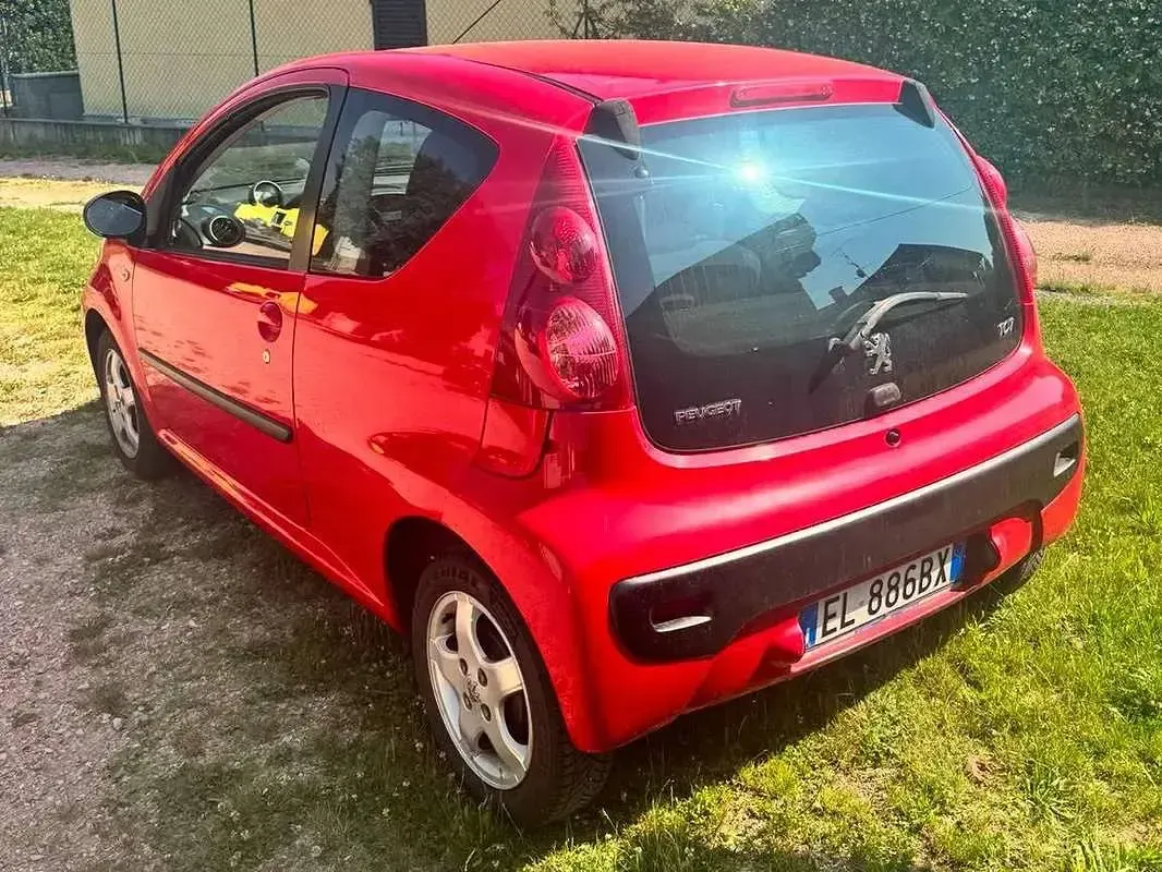 Usata Peugeot 107 Access 68 CV (50 kW) 2011 Rosso Utilitaria