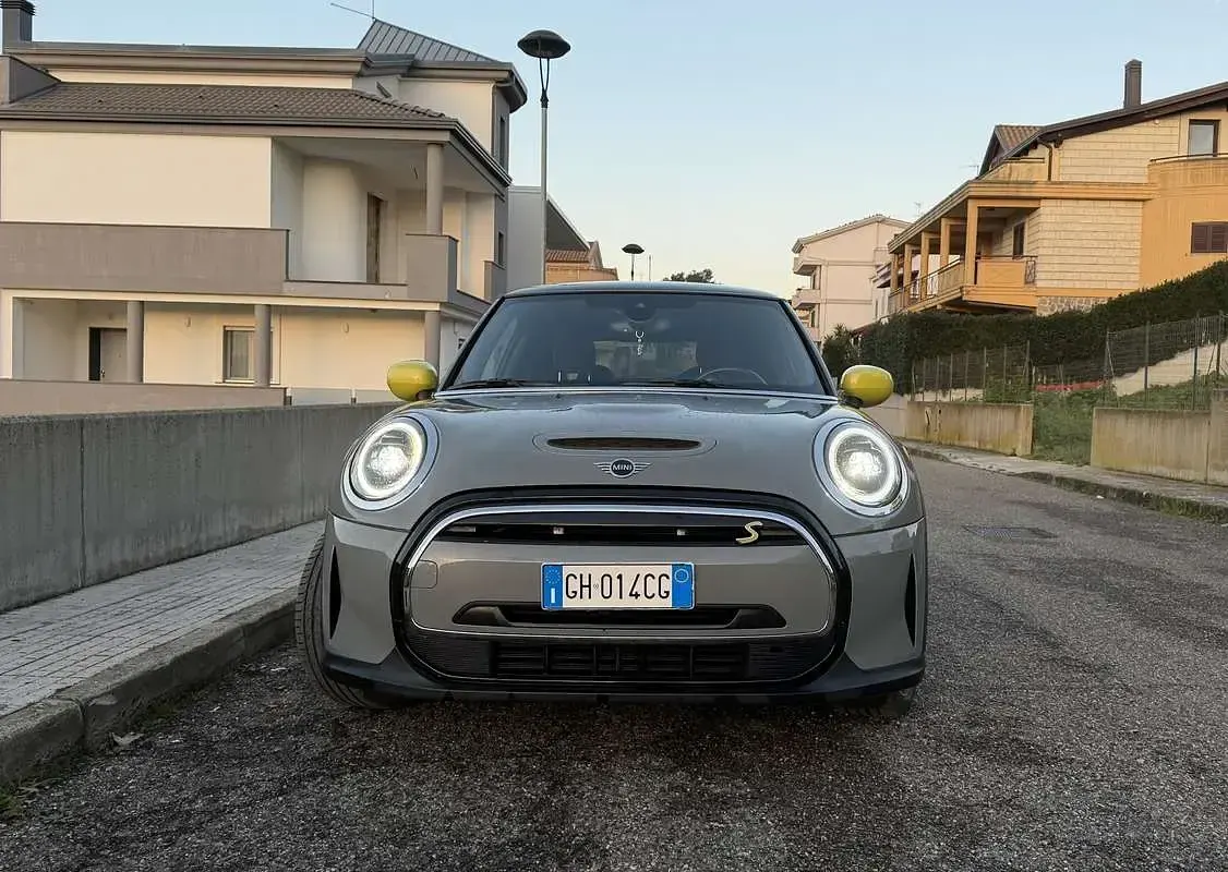 Usado Mini Cooper SE Classic 135 kW (184 CV) 2021 Gris Utilitario
