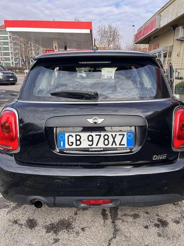 Begagnad Mini ONE 75 HK (55 kW) 2016 Svart Halvkombi