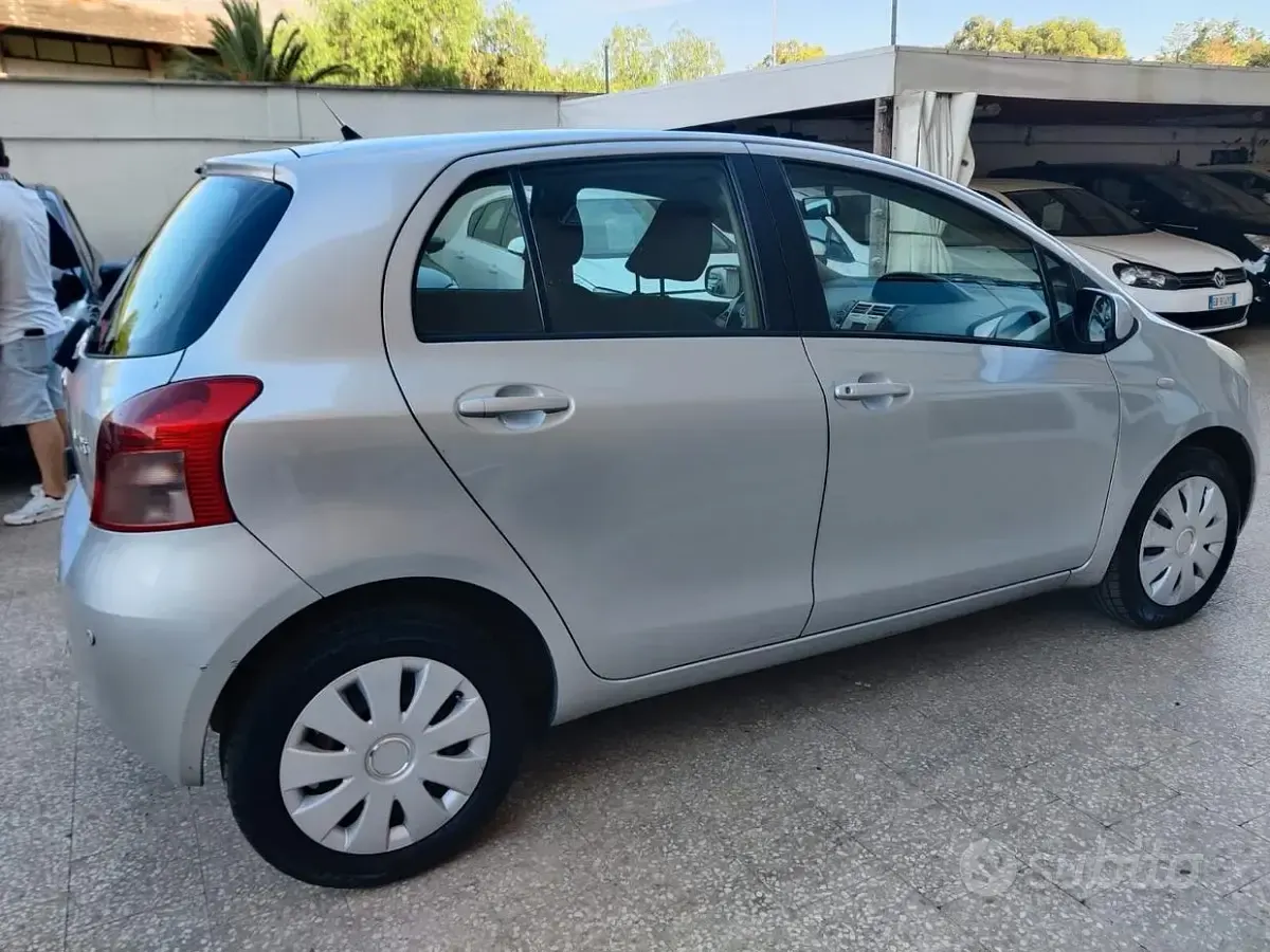 Usata Toyota Yaris Sol 69 CV (50 kW) 2007 Grigio Utilitaria