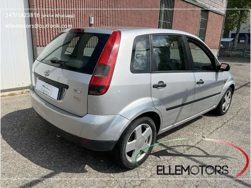 Occasion Ford Fiesta Ghia 68 ch (50 kW) 2003 Argent Citadine
