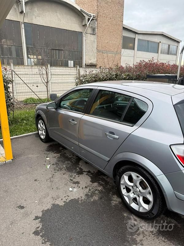 Usata Opel Astra 120 CV (88 kW) 2005 Grigio Berlina