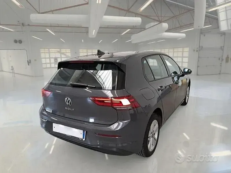 Usata VW Golf VIII Life 115 CV (84 kW) 2022 Grigio Berlina