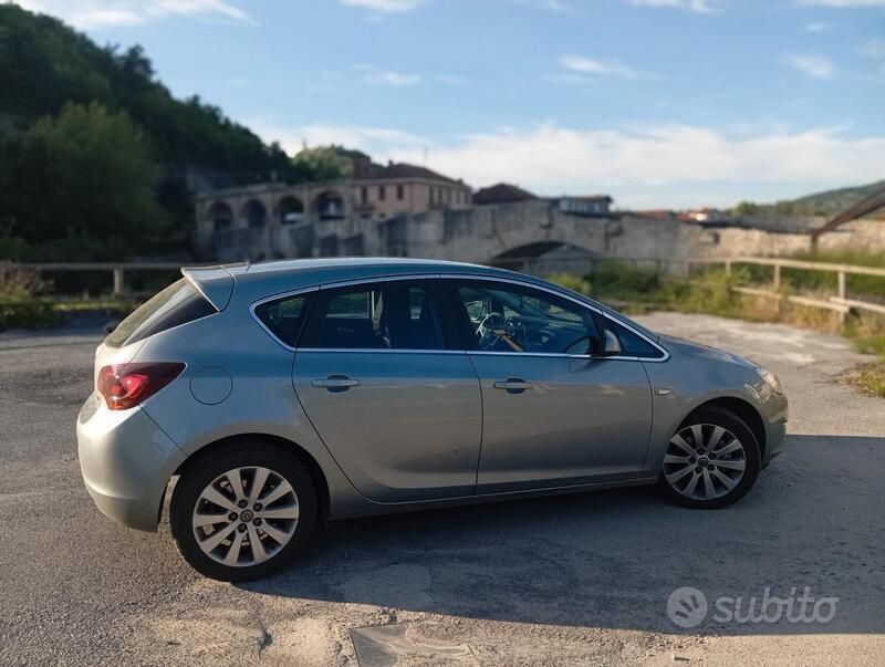 Usata Opel Astra 110 CV (80 kW) 2012 Grigio Berlina