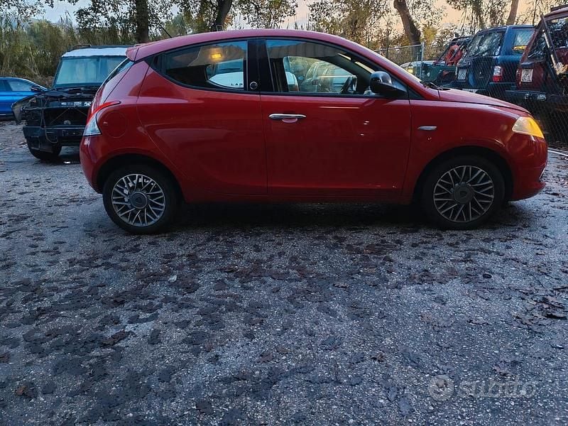 Usata Lancia Ypsilon 69 CV (50 kW) 2015 Rosso Utilitaria