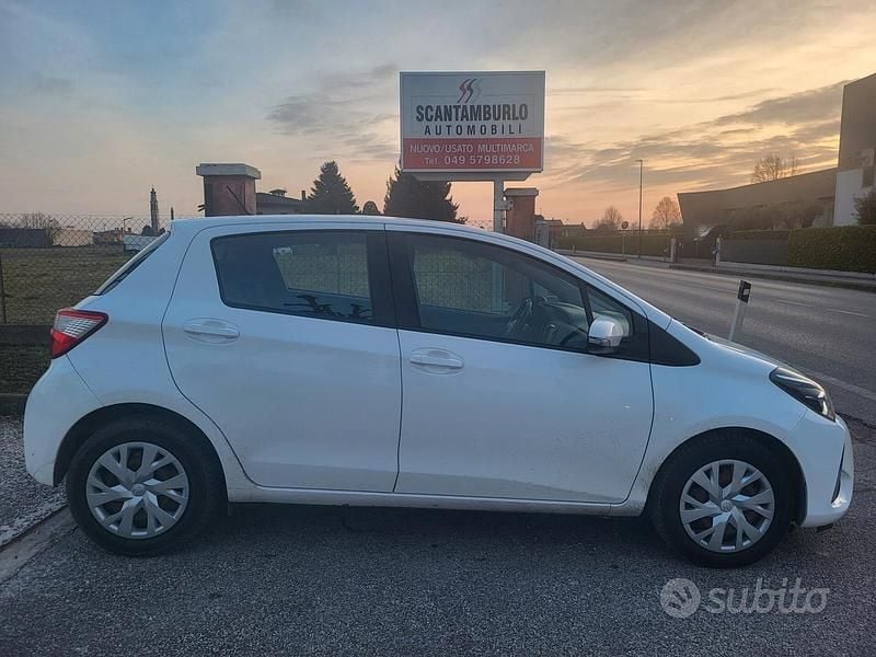 Bianco Usata 2018 Toyota Yaris Cool Tre volumi | 9800 € (Buon prezzo) - Immagine 1/4