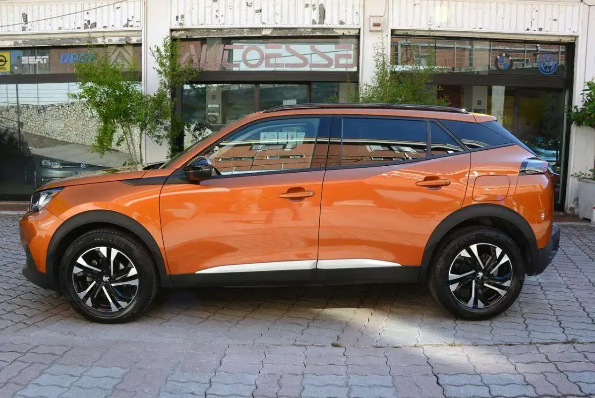 Usata Peugeot 2008 Allure 110 CV (80 kW) 2022 Arancione SUV
