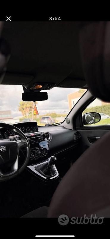 Usata Lancia Ypsilon 85 CV (62 kW) 2015 Nero Utilitaria