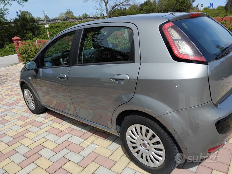 Usata Fiat Grande Punto 90 CV (66 kW) 2012 Grigio Utilitaria