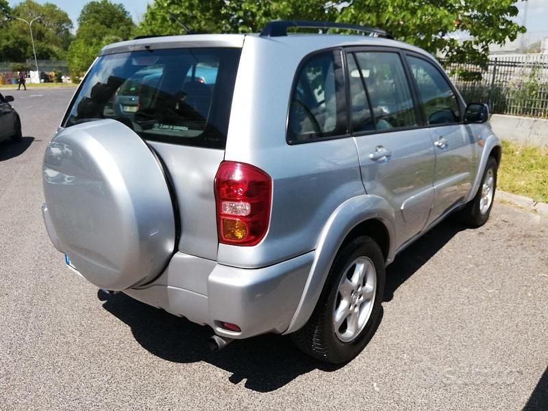Usata Toyota RAV4 116 CV (85 kW) 2003 Grigio SUV