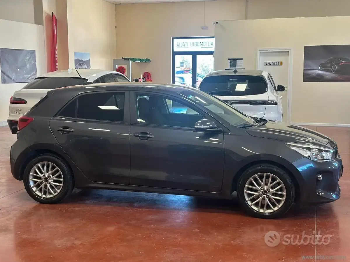 Usata Kia Rio 101 CV (74 kW) 2019 Grigio canna di fucile Berlina