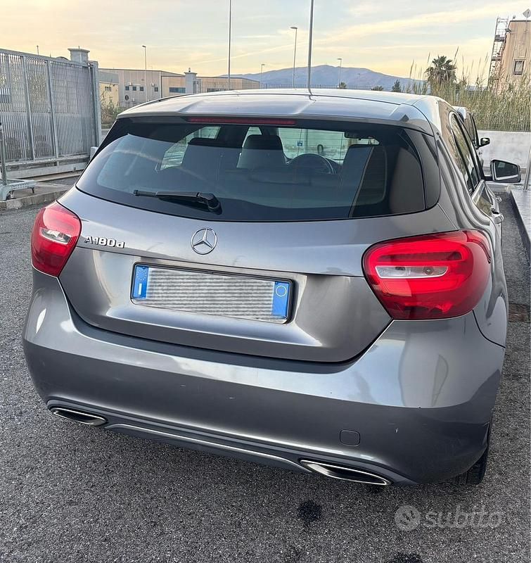 Usata Mercedes A180 109 CV (80 kW) 2016 Grigio Berlina