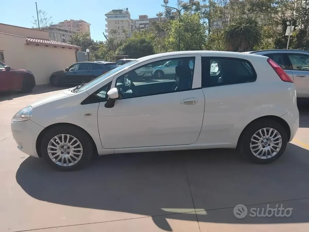 Usata Fiat Grande Punto 75 CV (55 kW) 2011 Bianco Utilitaria
