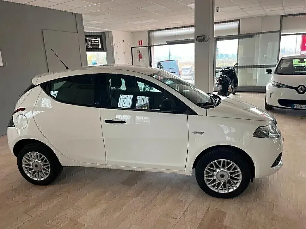 Usata Lancia Ypsilon 85 CV (62 kW) 2018 Bianco Utilitaria