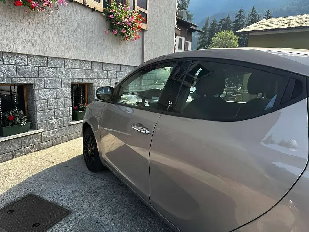 Usata Lancia Ypsilon Silver 69 CV (50 kW) 2011 Oro Utilitaria