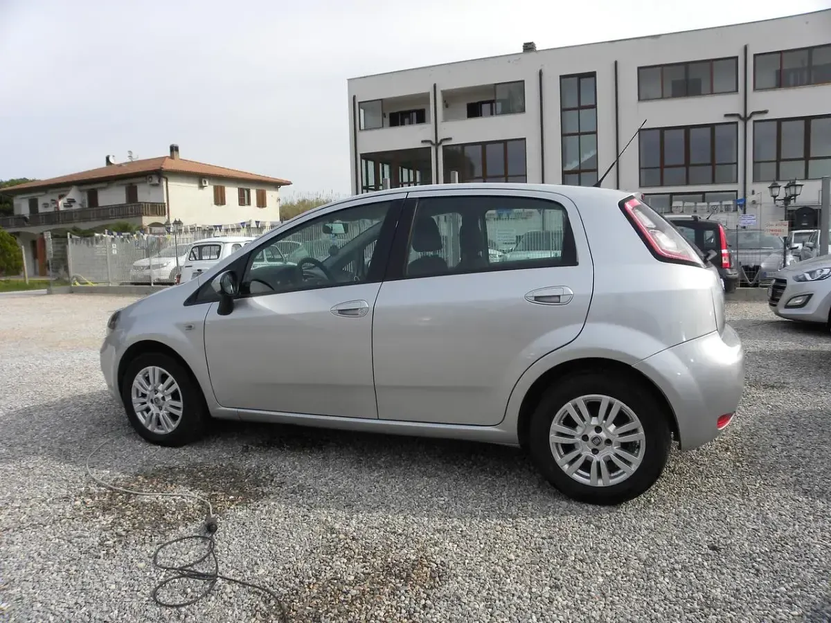 Usata Fiat Punto Lounge 75 CV (55 kW) 2013 Argento Utilitaria