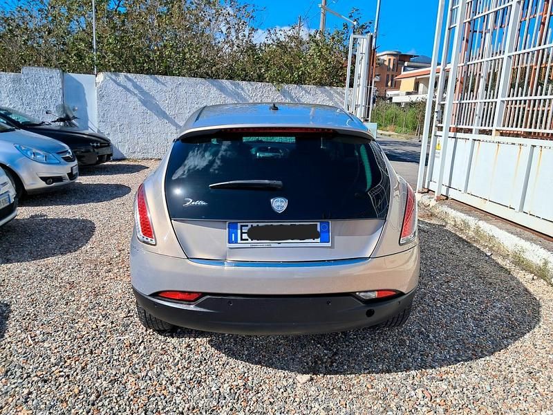 Usata Lancia Delta 120 CV (88 kW) 2011 Argento Utilitaria