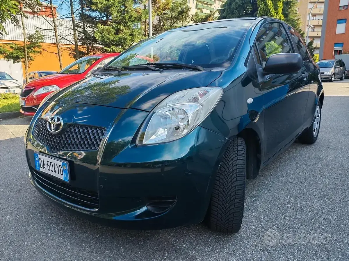 Usata Toyota Yaris 69 CV (50 kW) 2006 Verde Berlina