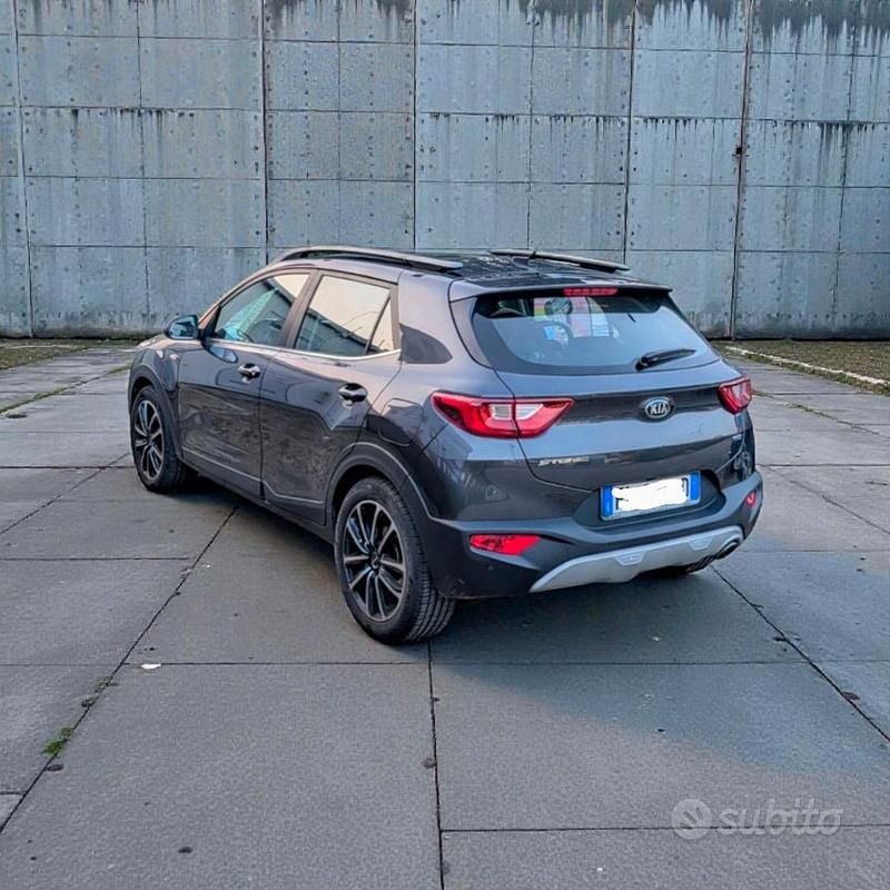 Grigio Usata 2017 Kia Stonic Style SUV | 11.000 € (Buon prezzo) - Immagine 1/4