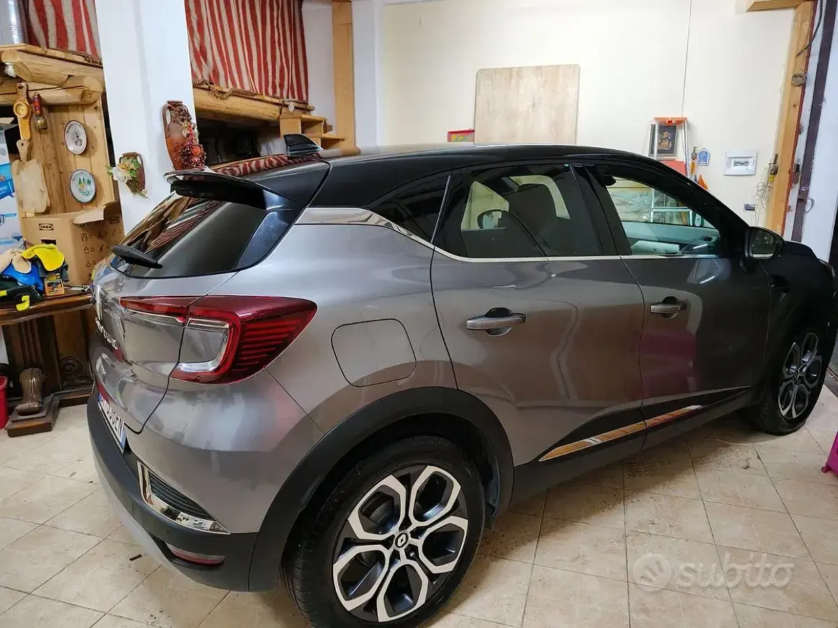 Usata Renault Captur 100 CV (73 kW) 2023 Grigio SUV