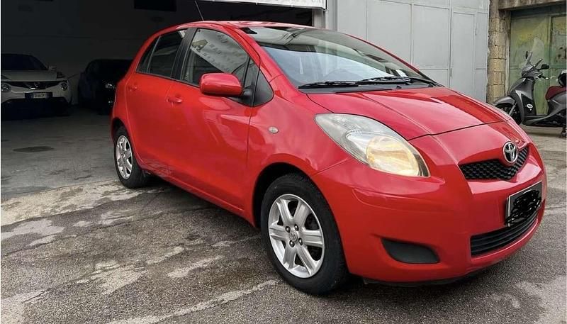 Usata Toyota Yaris 69 CV (50 kW) 2011 Rosso Berlina