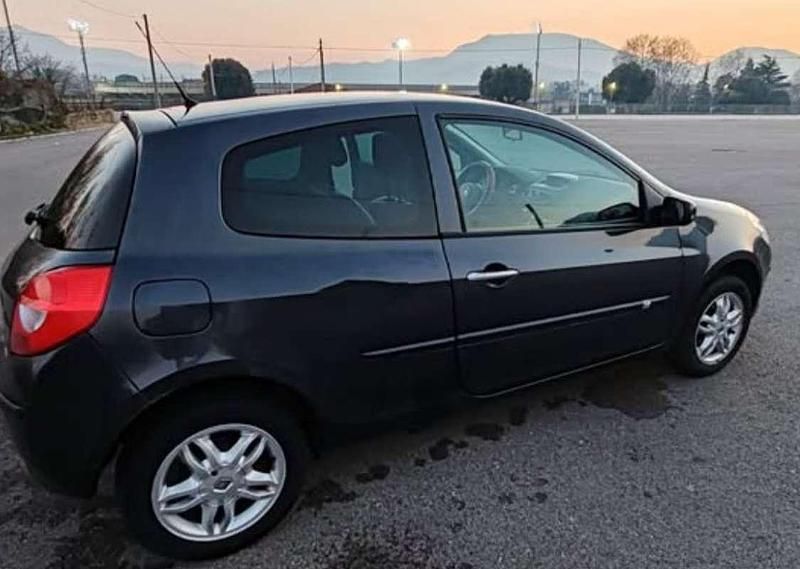 Usata Renault Clio II LE 75 CV (55 kW) 2007 Berlina
