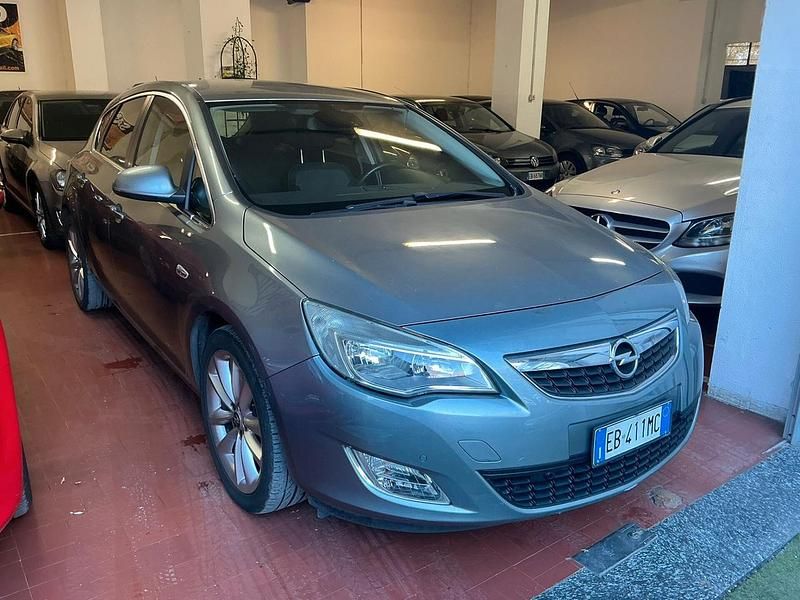 Usata Opel Astra 140 CV (102 kW) 2010 Grigio Berlina