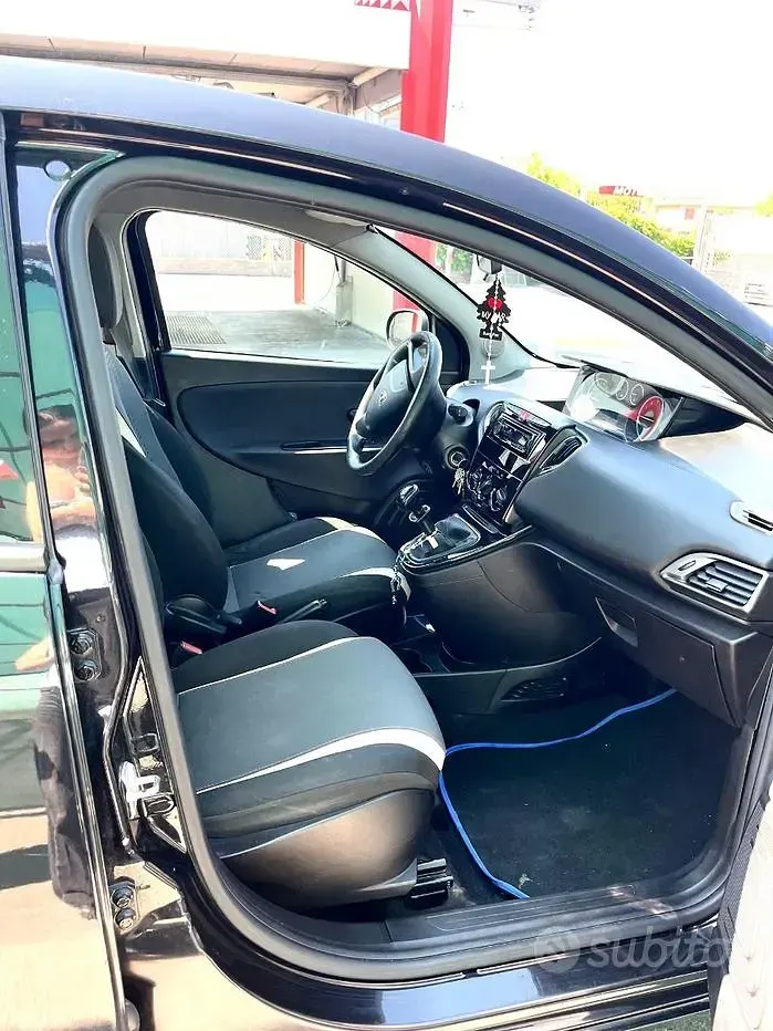 Usata Lancia Ypsilon 85 CV (62 kW) 2015 Nero Utilitaria