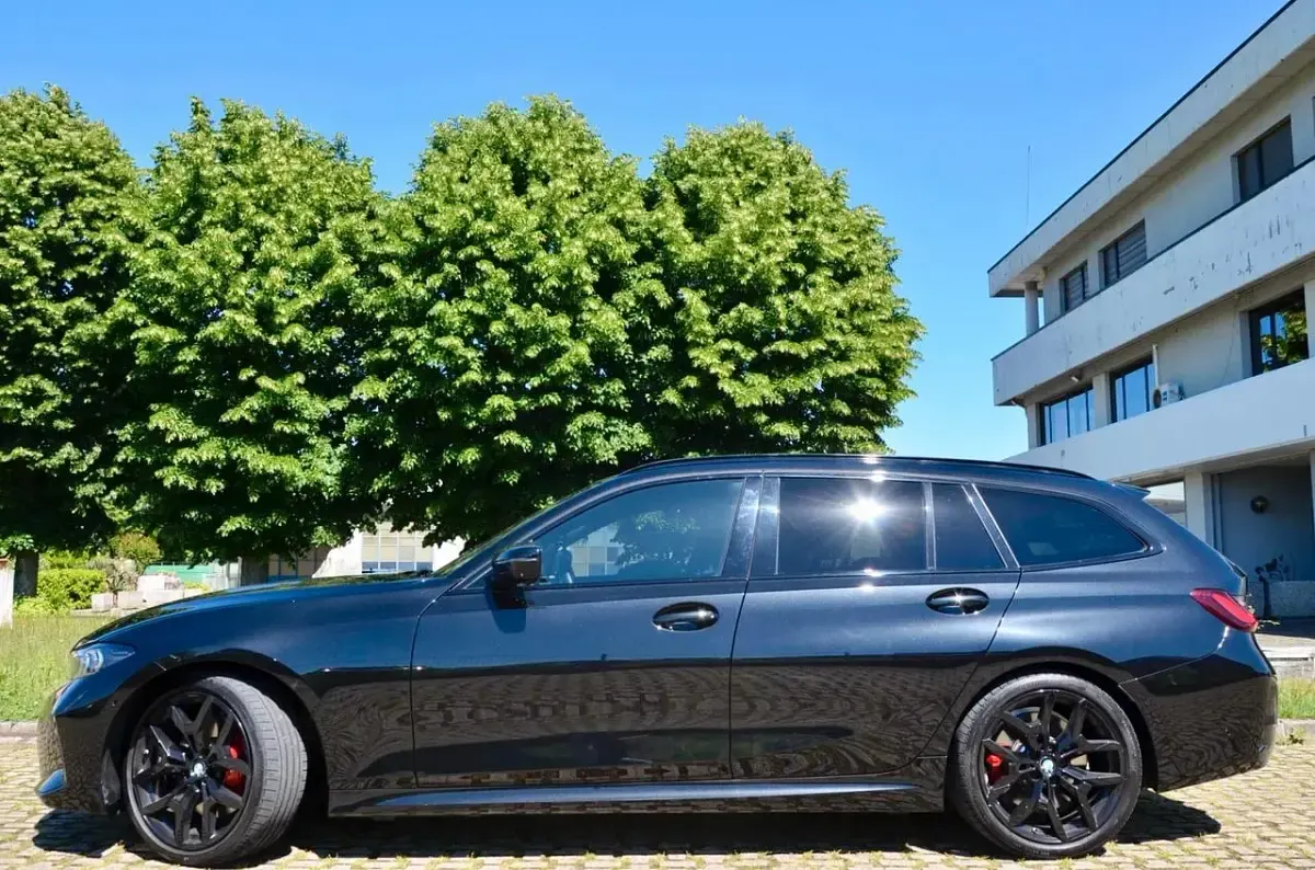 Begagnad BMW 320e M Sport 190 HK (139 kW) 2024 Svart Kombi
