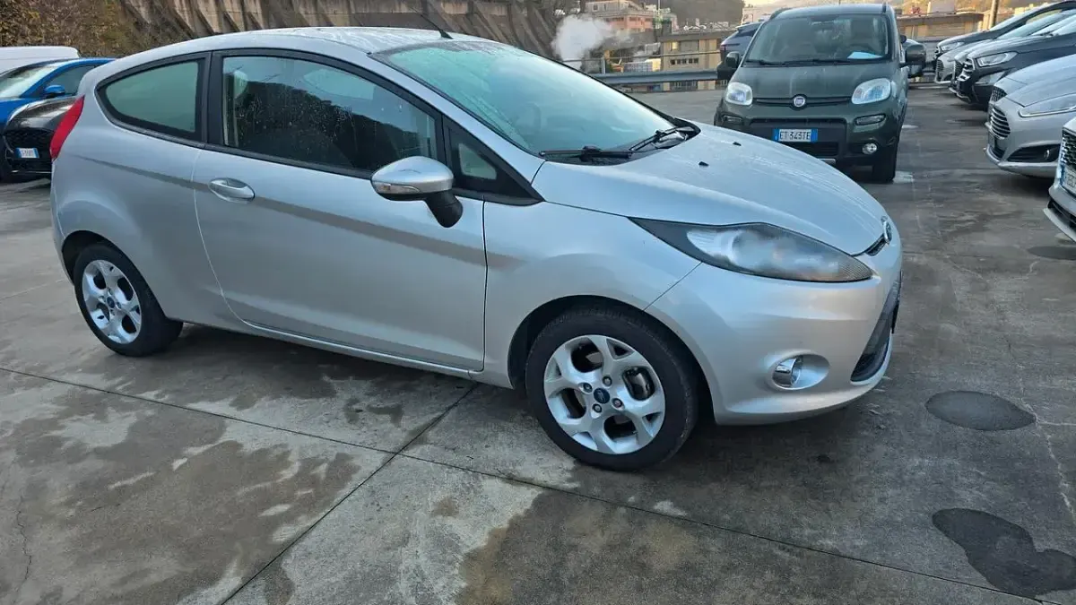 Usata Ford Fiesta Titanium 82 CV (60 kW) 2012 Argento Berlina