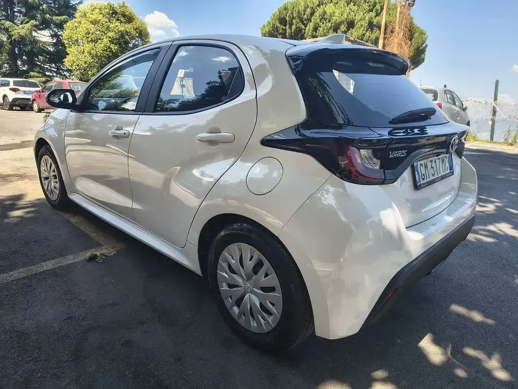 Usata Toyota Yaris Hybrid Active 92 CV (67 kW) 2024 Berlina