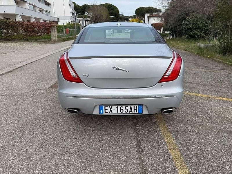 Usata Jaguar XJ Premium Luxury 275 CV (202 kW) 2014 Argento Berlina