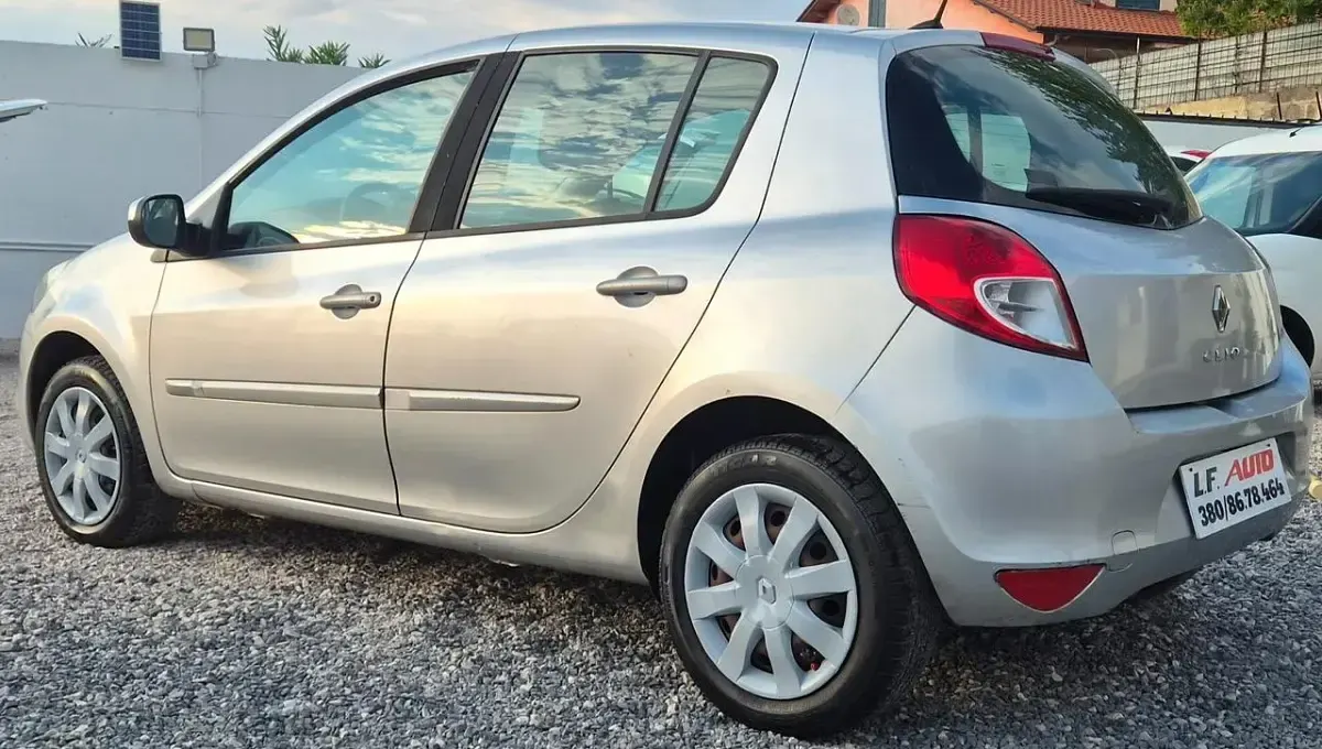 Usata Renault Clio II Dynamique 75 CV (55 kW) 2011 Argento Berlina