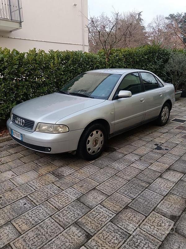 Usata Audi A4 Sport 110 CV (80 kW) 1999 Grigio Berlina