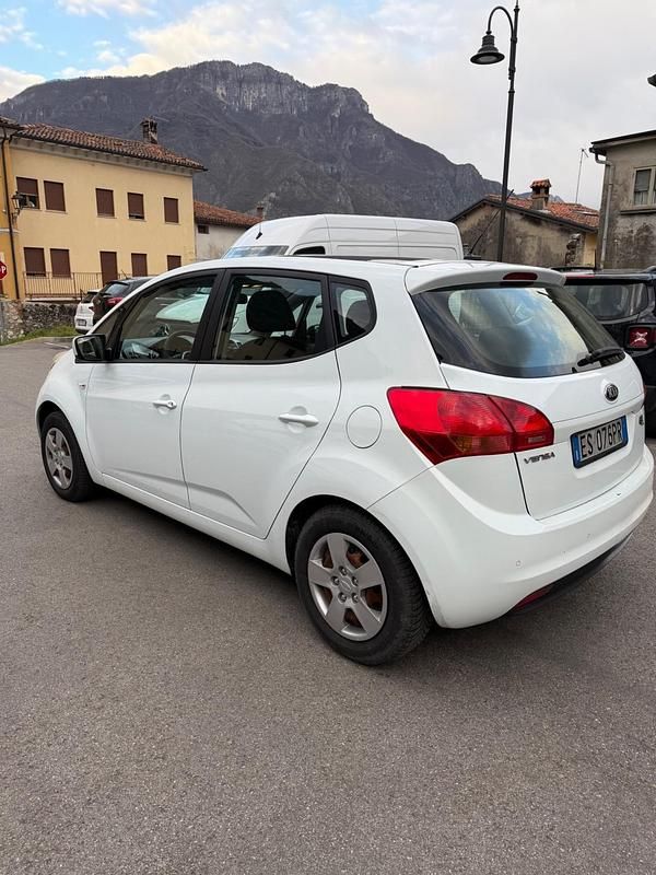 Usata Kia Venga 89 CV (65 kW) 2013 Bianco Utilitaria