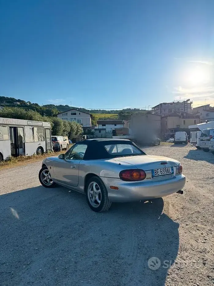 Usata Mazda MX5 110 CV (80 kW) 1999 Grigio Cabrio