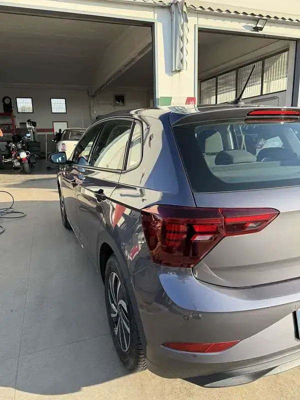 Usata VW Polo Life 90 CV (66 kW) 2022 Grigio Utilitaria
