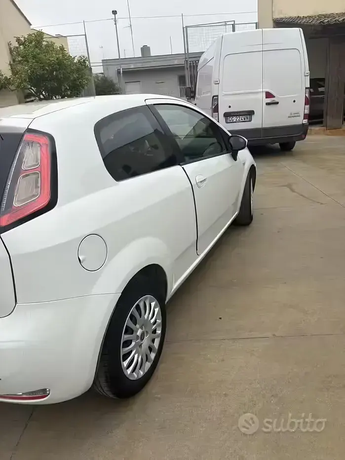 Usata Fiat Punto 90 CV (66 kW) 2013 Utilitaria