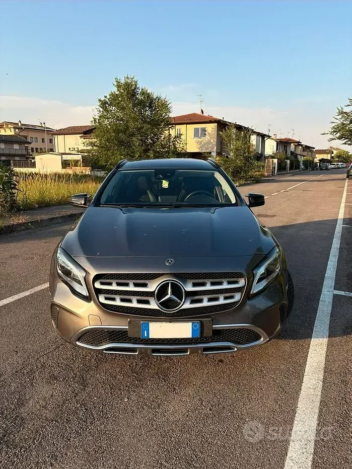 Usata Mercedes GLA180 Business 122 CV (89 kW) 2020 Grigio SUV