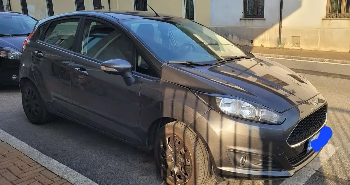 Usata Ford Fiesta 101 CV (74 kW) 2016 Grigio Utilitaria