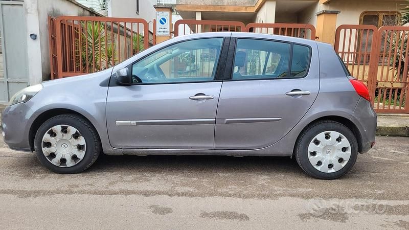 Usata Renault Clio II 75 CV (55 kW) 2010 Grigio Berlina