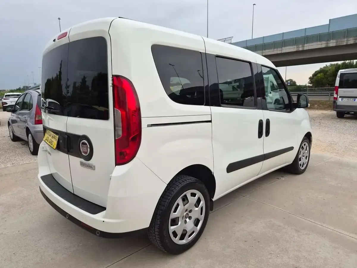 Usata Fiat Doblò Lounge 120 CV (88 kW) 2021 Bianco Monovolume