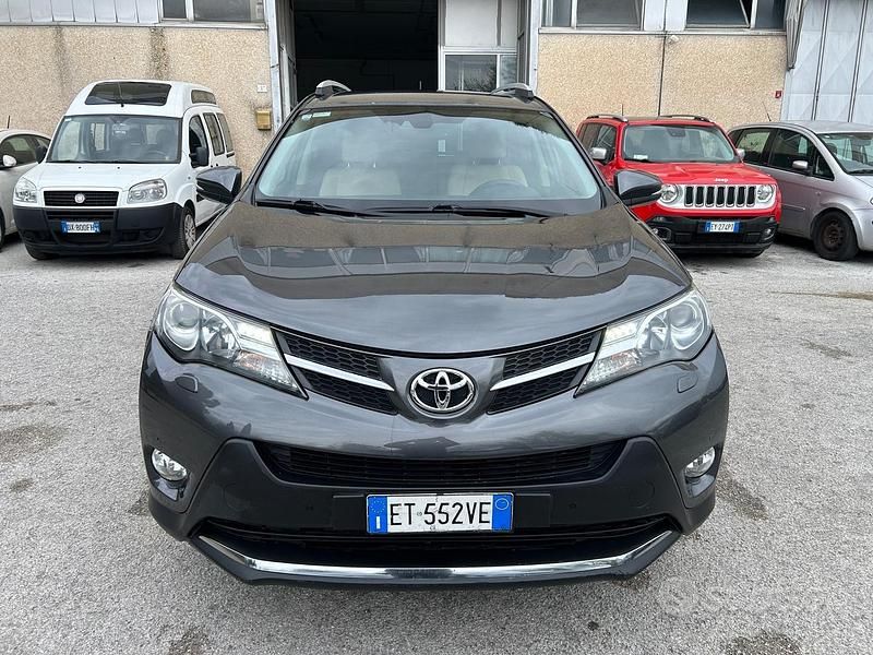 Usata Toyota RAV4 Lounge 124 CV (91 kW) 2014 Grigio SUV