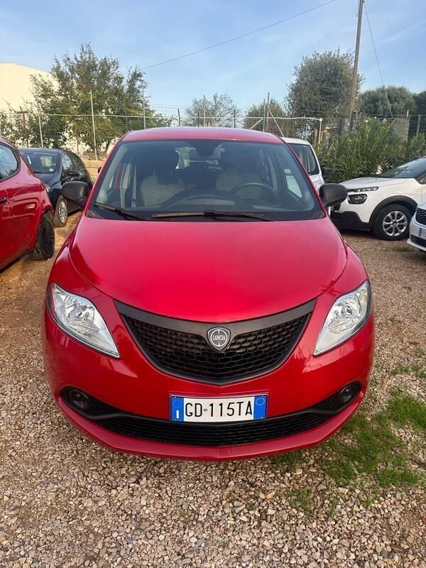 Usata Lancia Ypsilon Silver 70 CV (51 kW) 2021 Rosso Utilitaria